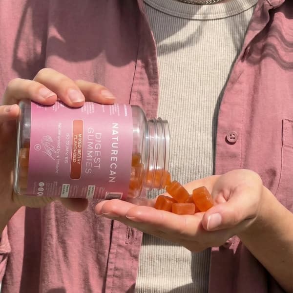 probiotika gummies i handen